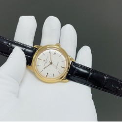 【TW 最新出品爆款推荐 】江诗丹顿Vacheron constantin 经典之美品鉴江诗.丹顿传袭系列腕表！TW制表师团队历时8个月精心设计，敢为人先，力求完美。 款式采用原装9015机芯，每小时振频28800次，零返修质量✅。TW厂独家研发壳套，独家的锅盖玻璃材质！直径40mm，超强3D立体感，超薄工艺。款式表盘上采用经典独家内影作为刻度，更显示出这款腕表的华贵气质。款式搭配意大利牛皮让手腕更贴合舒适 ⌚️江诗丹顿，你终将拥有的腕表