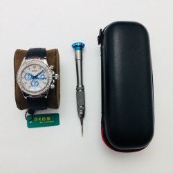【DR Factory】最新力作 V3升级版 市场最高版本 劳.力士Rolex全新彩虹圈迪通拿Daytona！升级细节：1:升级圈口角度与宝石大小颜色，缎纹字面更加富有光泽，能与原装保持一致！2:904L钢带，表壳按键防滑齿纹更加明显立体！3:劳.力士彩虹圈迪通拿是ROLEX爱好者的首选，搭载7750机芯，奢华副本DAYTONA的最新首选，是土豪最佳选择！DR Factory为您呈现您想要的一切！DR品质 追求完美 不断超越！（附送专用拆表工具一套+专用手表皮套一个+时尚运动手环一条）