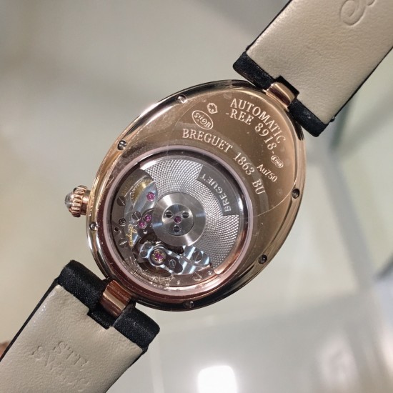 ⚠️到货啦 新版宝玑 实拍 Breguet-宝玑那不勒斯皇后系列! 史上最强最美 超薄 最新升级版本 绝对值得拥有的一款 正品一致的拉丁料绢表带 蓝宝石拱桥弧形玻璃 表盘用天然白色珍珠母贝 阿拉伯数字时符 经典的蓝钢宝玑指针 6点位设有一颗水滴形钻石 机芯是586/1自动上链机 我们一直正品完美复刻 那不勒斯皇后款 绝对的女神气质名媛款 最重要的是百搭得来不失少女心 必入款❗带上一秒变女神,各种派对,晚会,聚会,约会,发布会,让你BlingBling。 ⚠️到货啦 新版宝玑 实拍 Breguet-宝玑那不勒斯皇后系列! 史上最强最美 超薄 最新升级版本 绝对值得拥有的一款 正品一致的拉丁料绢表带 蓝宝石拱桥弧形玻璃 表盘用天然白色珍珠母贝 阿拉伯数字时符 经典的蓝钢宝玑指针 6点位设有一颗水滴形钻石 机芯是586/1自动上链机 我们一直正品完美复刻 那不勒斯皇后款 绝对的女神气质名媛款 最重要的是百搭得来不失少女心 必入款❗带上一秒变女神,各种派对,晚会,聚会,约会,发布会,让你BlingBling。