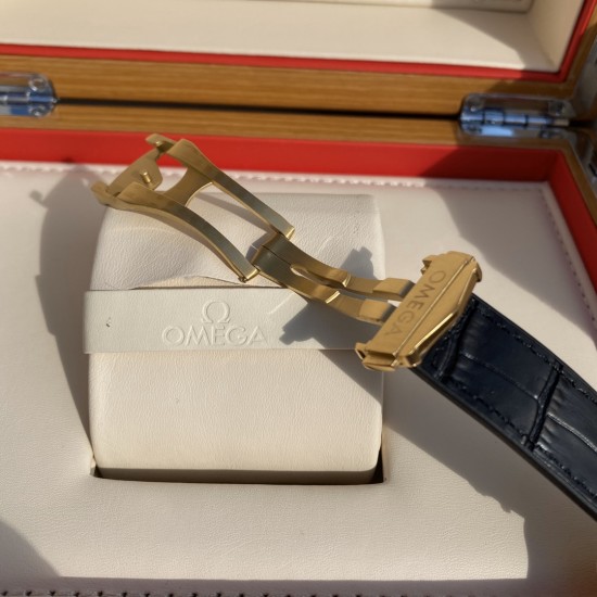 欧米茄星辉永恒之星座腕表第五代星座系列!全新原装尺寸41MM腕表!陶瓷圈口铂金刻度,表盘经过工程师多次调配的颜色已更新,表针原版开模,搭载定制原装8900/8901同轴至臻天文台机芯,前后搭配蓝宝石玻璃,使表盘和机芯的运转美态清晰可见。背面机芯、表扣刻有一致的编码,四码合一。表带采用进口橡胶衬头层小牛皮,精致到极致。 欧米茄星辉永恒之星座腕表第五代星座系列!全新原装尺寸41MM腕表!陶瓷圈口铂金刻度,表盘经过工程师多次调配的颜色已更新,表针原版开模,搭载定制原装8900/8901同轴至臻天文台机芯,前后搭配蓝宝石玻璃,使表盘和机芯的运转美态清晰可见。背面机芯、表扣刻有一致的编码,四码合一。表带采用进口橡胶衬头层小牛皮,精致到极致。
