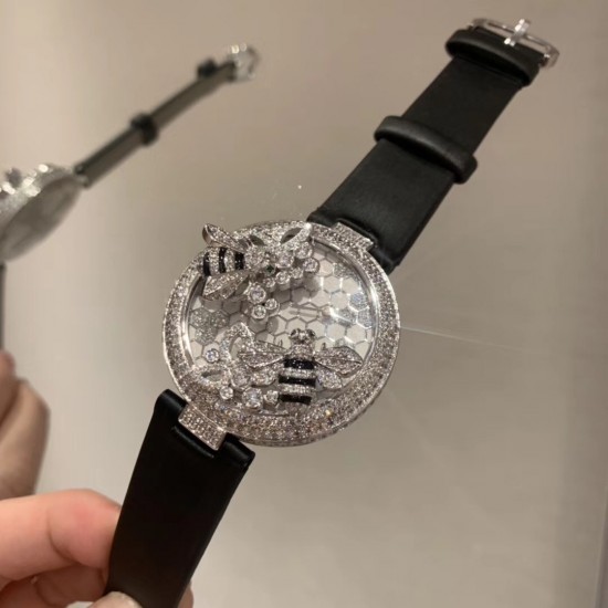❤️卡地亚C家白色小蜜蜂创意宝石系列当时看到第一眼就觉得超级可爱!喜欢的赶快拿下吧!整只蜜蜂都是纯手工缝制施华洛钻!光是蜜蜂的大小就调了N次!瑞士石英机芯!40mm的表盘!表带绢丝也是采用原版一致的小薄绒绢丝表带 颜色也是刚刚好的好看!光是为了对版就花费了多少心血 不过换来都是值得的!可以说它是非常完美了!❤️ ❤️卡地亚C家白色小蜜蜂创意宝石系列当时看到第一眼就觉得超级可爱!喜欢的赶快拿下吧!整只蜜蜂都是纯手工缝制施华洛钻!光是蜜蜂的大小就调了N次!瑞士石英机芯!40mm的表盘!表带绢丝也是采用原版一致的小薄绒绢丝表带 颜色也是刚刚好的好看!光是为了对版就花费了多少心血 不过换来都是值得的!可以说它是非常完美了!❤️