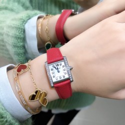 实拍卡地亚-CARTIER2020最新卡地亚法国坦克Cartier Tank Franaise系列，一款百搭性价比又高的手表 搭配全新专柜欧版风格定制的原厂表带，进口瑞士石英机芯。八角形表冠，镶嵌一颗凸圆形合成尖晶石，剑形蓝钢指针，蓝宝石水晶镜面，采用与原装一致的实心内罩，尺寸：25 x 20mm。佩戴舒适柔软服帖，上手显得高贵又典雅，很气质很女人独家货源
