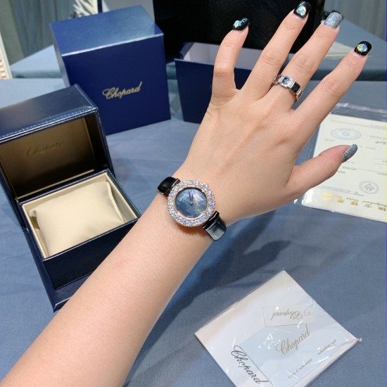 实拍 萧邦新款不断 重点推荐 重磅来袭 LHEUR DU DIAMANT珠宝镶系列,全套精钢镂空打造,光滑精致无暇,采用最新手法三爪镶石工艺,与原装正品一致,尺寸及细节完美至无可挑剔,整表美轮美奂由你任意搭配出行或各种宴会派对,该款专用进口石英机芯,走时稳定性众所周知!表扣饱满不显臃肿,蓝宝石水晶镜面,钻石及整个表扣呈现的弧度与镂空的鸟巢壳身完美绝配,搭配之对应效果令你无可挑剔,表带制作精良,狠下本钱采用进口高光牛皮 一点也不逊于市场的一般鳄鱼皮,尺寸:30mm厚10mm 实拍 萧邦新款不断 重点推荐 重磅来袭 LHEUR DU DIAMANT珠宝镶系列,全套精钢镂空打造,光滑精致无暇,采用最新手法三爪镶石工艺,与原装正品一致,尺寸及细节完美至无可挑剔,整表美轮美奂由你任意搭配出行或各种宴会派对,该款专用进口石英机芯,走时稳定性众所周知!表扣饱满不显臃肿,蓝宝石水晶镜面,钻石及整个表扣呈现的弧度与镂空的鸟巢壳身完美绝配,搭配之对应效果令你无可挑剔,表带制作精良,狠下本钱采用进口高光牛皮 一点也不逊于市场的一般鳄鱼皮,尺寸:30mm厚10mm