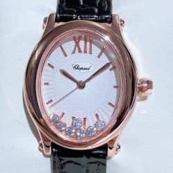 实拍 萧邦-ChopardHappy Sport Oval 石英版本腕表精钢表壳制表工艺与优雅美学风格巧妙结合，以此来展示女性魅力和技术性能。玫瑰金真空电镀材质，既优雅又时尚，以圆润柔美的曲线演绎隽永女性魅力。萧邦对象征永恒的椭圆形展现新颖诠释，打造出一款献给女性的臻礼，许下一个象征快乐的诚挚诺言。Happy Spor欢快嬉戏、自由旋转的水钻珠子在两片蓝宝石水晶之间愉悦轻舞。表壳 约30mm珍珠贝壳彩色表盘搭配光泽亮皮纹表带针扣穿戴C表扣。