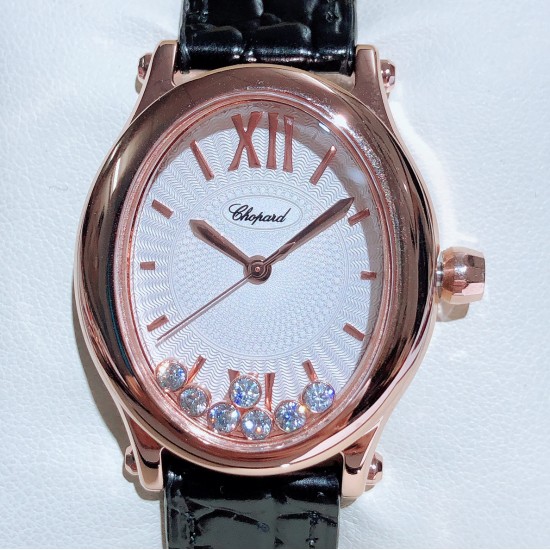 实拍 萧邦-ChopardHappy Sport Oval 石英版本腕表精钢表壳制表工艺与优雅美学风格巧妙结合，以此来展示女性魅力和技术性能。玫瑰金真空电镀材质，既优雅又时尚，以圆润柔美的曲线演绎隽永女性魅力。萧邦对象征永恒的椭圆形展现新颖诠释，打造出一款献给女性的臻礼，许下一个象征快乐的诚挚诺言。Happy Spor欢快嬉戏、自由旋转的水钻珠子在两片蓝宝石水晶之间愉悦轻舞。表壳 约30mm珍珠贝壳彩色表盘搭配光泽亮皮纹表带针扣穿戴C表扣。
