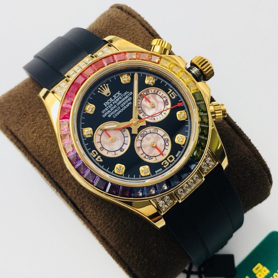 【DR Factory】最新力作 V3升级版 市场最高版本 劳.力士Rolex全新彩虹圈迪通拿Daytona!升级细节:1:升级圈口角度与宝石大小颜色,缎纹字面更加富有光泽,能与原装保持一致!2:904L钢带,表壳按键防滑齿纹更加明显立体!3:劳.力士彩虹圈迪通拿是ROLEX爱好者的首选,搭载7750机芯,奢华副本DAYTONA的最新首选,是土豪最佳选择!DR Factory为您呈现您想要的一切!DR品质 追求完美 不断超越!(附送专用拆表工具一套+专用手表皮套一个+时尚运动手环一条) 【DR Factory】最新力作 V3升级版 市场最高版本 劳.力士Rolex全新彩虹圈迪通拿Daytona!升级细节:1:升级圈口角度与宝石大小颜色,缎纹字面更加富有光泽,能与原装保持一致!2:904L钢带,表壳按键防滑齿纹更加明显立体!3:劳.力士彩虹圈迪通拿是ROLEX爱好者的首选,搭载7750机芯,奢华副本DAYTONA的最新首选,是土豪最佳选择!DR Factory为您呈现您想要的一切!DR品质 追求完美 不断超越!(附送专用拆表工具一套+专用手表皮套一个+时尚运动手环一条)