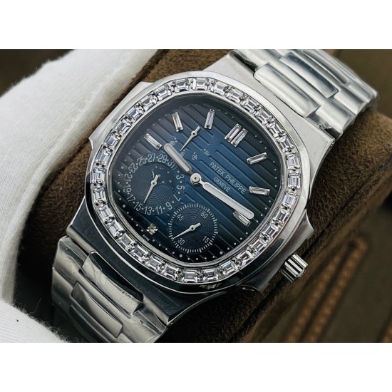 【PFF Factory2021牛年力作】V2升级版 【市场最高品质版本】百达.翡丽Patekphilippe运动系列(鹦鹉螺)5724(霸道总裁)升级版!1⃣️所有功能同正品(10字位动能显示,7字位日历和月相 4字位小秒针),和原装一样的带水平压纹图案,带荧光刻度 !2⃣️直径40毫米,904L精钢镀金,蓝宝石玻璃镜面。3⃣️5722和5724款的外钻为施华洛世奇钻,通透闪亮,气质非凡。在目前技术范畴内尽可能接近原装,此款腕表可以让您驾驭所有场合!PFF匠心之作 欢迎您的品鉴! 【PFF Factory2021牛年力作】V2升级版 【市场最高品质版本】百达.翡丽Patekphilippe运动系列(鹦鹉螺)5724(霸道总裁)升级版!1⃣️所有功能同正品(10字位动能显示,7字位日历和月相 4字位小秒针),和原装一样的带水平压纹图案,带荧光刻度 !2⃣️直径40毫米,904L精钢镀金,蓝宝石玻璃镜面。3⃣️5722和5724款的外钻为施华洛世奇钻,通透闪亮,气质非凡。在目前技术范畴内尽可能接近原装,此款腕表可以让您驾驭所有场合!PFF匠心之作 欢迎您的品鉴!