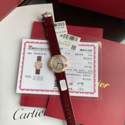 真钻真钻！独家渠道，卡地亚新款白气球系列，44颗小钻为vs南非真钻   18k真金电镀 蓝宝石水晶玻璃镜面 黑色鳄鱼皮表带更衬玫瑰金的光泽。比容易撞款的篮气球耐看多了。表盘尺寸30。不大不小的尺寸。剑形镀金指针 4点钟位置镶嵌施华洛世奇明亮式切割圆钻 有一说一 不来虚的 支持专柜对比，送礼首选，非人为损坏免费保修。