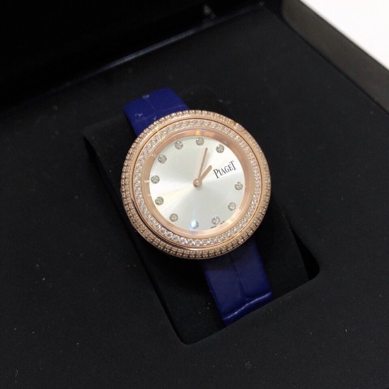 实拍 伯爵-PIAGET 女士腕表 瑞士石英机芯 316L精钢表壳 真牛皮表带 尺寸34*8mm 蓝宝石玻璃镜面 简约的设计,大胆而多彩的配色,以及旋转表圈是伯爵品牌 Possession腕表的特质所在。通过品牌制表师们天马星空的创意,将各个亮色的表带与贵金属、钻石、精钢材质相融,通过圆形盘面的演绎,令全新的 Possession腕表越发闪耀夺目,给人眼前一亮之感。 实拍 伯爵-PIAGET 女士腕表 瑞士石英机芯 316L精钢表壳 真牛皮表带 尺寸34*8mm 蓝宝石玻璃镜面 简约的设计,大胆而多彩的配色,以及旋转表圈是伯爵品牌 Possession腕表的特质所在。通过品牌制表师们天马星空的创意,将各个亮色的表带与贵金属、钻石、精钢材质相融,通过圆形盘面的演绎,令全新的 Possession腕表越发闪耀夺目,给人眼前一亮之感。