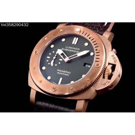 VS沛纳海 Pam382 升级V2啦！[色]。机芯功能升级：时针单独调时  通过时针调历。机芯背透 ：摆轮与正品一致 螺丝孔位95%以上接近正品。47mm，搭载自动上链机芯，大家常说硬汉风格什么的，我觉得青铜382才是最最硬汉的沛纳海，不光在造型上够钢猛，青铜材质更是在经过岁月洗礼后变得不一样，有经历，有故事，有一种沧桑感，这才是真正的硬汉！敢死队同款哦！商品规格:默认规格