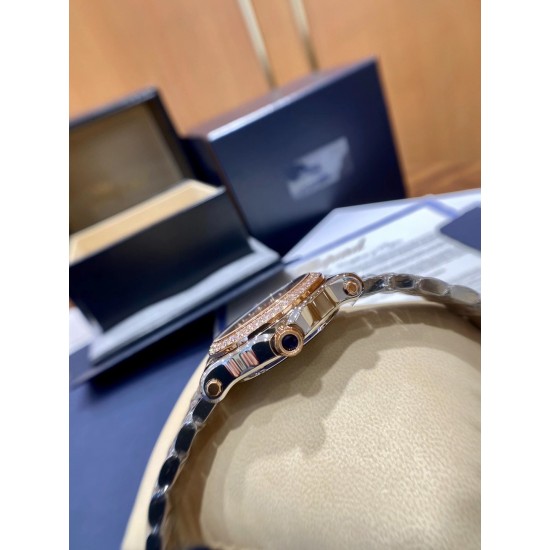 《YF出品》萧邦Happy Diamonds系列在女士腕表当中非常具有标志性,这款腕表拥有36和30毫米的腕表直径,对于大部分女士来说这个尺寸刚刚好。极具标志性的表壳设计搭配银色表盘,盘面上转动的钻石是萧邦Happy Diamonds最大的亮点设计所在。腕表搭载了自动上链机芯,能够为腕表提供42个小时的动力储存。。。YF臻品(2021新鲜上市):萧邦HAPPY DIAMONDS系列274893-5003腕表(精钢-玫瑰金-白色贝壳表盘,7颗彩色活动钻石,2892-2全自动机械,36毫米) 《YF出品》萧邦Happy Diamonds系列在女士腕表当中非常具有标志性,这款腕表拥有36和30毫米的腕表直径,对于大部分女士来说这个尺寸刚刚好。极具标志性的表壳设计搭配银色表盘,盘面上转动的钻石是萧邦Happy Diamonds最大的亮点设计所在。腕表搭载了自动上链机芯,能够为腕表提供42个小时的动力储存。。。YF臻品(2021新鲜上市):萧邦HAPPY DIAMONDS系列274893-5003腕表(精钢-玫瑰金-白色贝壳表盘,7颗彩色活动钻石,2892-2全自动机械,36毫米)