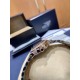 《YF出品》萧邦Happy Diamonds系列在女士腕表当中非常具有标志性,这款腕表拥有36和30毫米的腕表直径,对于大部分女士来说这个尺寸刚刚好。极具标志性的表壳设计搭配银色表盘,盘面上转动的钻石是萧邦Happy Diamonds最大的亮点设计所在。腕表搭载了自动上链机芯,能够为腕表提供42个小时的动力储存。。。YF臻品(2021新鲜上市):萧邦HAPPY DIAMONDS系列274893-5003腕表(精钢-玫瑰金-白色贝壳表盘,7颗彩色活动钻石,2892-2全自动机械,36毫米) 《YF出品》萧邦Happy Diamonds系列在女士腕表当中非常具有标志性,这款腕表拥有36和30毫米的腕表直径,对于大部分女士来说这个尺寸刚刚好。极具标志性的表壳设计搭配银色表盘,盘面上转动的钻石是萧邦Happy Diamonds最大的亮点设计所在。腕表搭载了自动上链机芯,能够为腕表提供42个小时的动力储存。。。YF臻品(2021新鲜上市):萧邦HAPPY DIAMONDS系列274893-5003腕表(精钢-玫瑰金-白色贝壳表盘,7颗彩色活动钻石,2892-2全自动机械,36毫米)