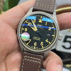 IWC 万国 钛灰 马克系列，日本全自动机械腕表，现震撼来袭，越带越有质感，尺寸39mm！棕色意大利小牛皮表带！