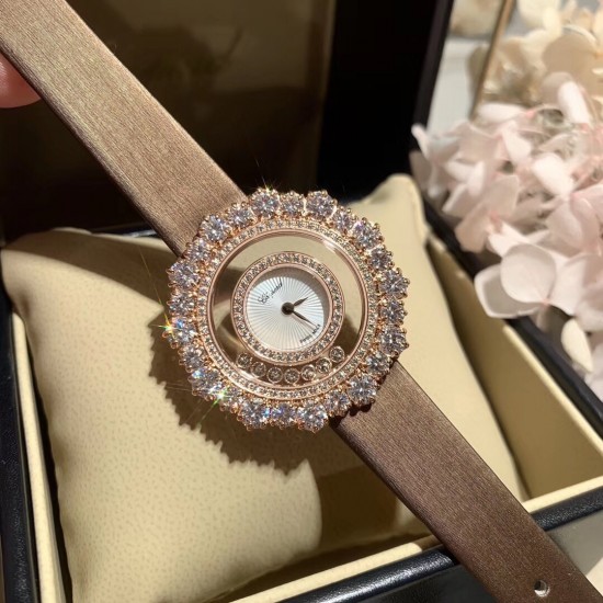 实拍 萧邦Happy Diamonds系列特别款 2019年官网力推款!枫叶美丽并寓意着坚毅精神!即代表永恒爱情送给恋人,也代表对美好的回忆,可送给一路陪伴的朋友,还代表一种岁月的轮回。1比1超前做工同步首发!表面配置三块蓝宝石防刮玻璃,瑞士朗达机芯,尺寸:外径34mm内径14mm。表带14✖️12。 实拍 萧邦Happy Diamonds系列特别款 2019年官网力推款!枫叶美丽并寓意着坚毅精神!即代表永恒爱情送给恋人,也代表对美好的回忆,可送给一路陪伴的朋友,还代表一种岁月的轮回。1比1超前做工同步首发!表面配置三块蓝宝石防刮玻璃,瑞士朗达机芯,尺寸:外径34mm内径14mm。表带14✖️12。