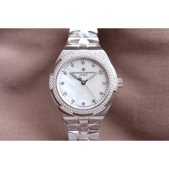 实拍【Vacheron Constantin江诗丹顿】纵横四海系列OVERSEAS女款小号型钢带款——一款极具魅力和旅行精神的女性腕表【表壳】直径36mm适合大部分女性佩戴,84颗圆形切割施华洛水更是钻璀璨夺目 【表盘】简约的大三针设计 旭日纹缎面拉丝的工艺处理 深邃优雅 时标均带白色夜光涂层 【机芯】CITIZEN8系列改Cal.5300机芯(机芯稳定零返修 ) 原装18k纳米镀金质摆陀 实拍【Vacheron Constantin江诗丹顿】纵横四海系列OVERSEAS女款小号型钢带款——一款极具魅力和旅行精神的女性腕表【表壳】直径36mm适合大部分女性佩戴,84颗圆形切割施华洛水更是钻璀璨夺目 【表盘】简约的大三针设计 旭日纹缎面拉丝的工艺处理 深邃优雅 时标均带白色夜光涂层 【机芯】CITIZEN8系列改Cal.5300机芯(机芯稳定零返修 ) 原装18k纳米镀金质摆陀