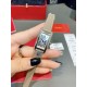 卡地亚-美国坦克-Cartier Tank Amricaine腕表,小号表款,三码合一。采用蓝宝水石晶镜面,瑞士石英机芯。原版开模,精钢表壳,八角形表冠,镶嵌一颗合成蓝色尖晶石,镀银表盘,剑形蓝钢指针,搭配原装光面折叠表扣,采用进口多色小牛皮。腕大表器优雅,深行受家青睐。表壳尺寸:34.80 x 19.00毫米。 卡地亚-美国坦克-Cartier Tank Amricaine腕表,小号表款,三码合一。采用蓝宝水石晶镜面,瑞士石英机芯。原版开模,精钢表壳,八角形表冠,镶嵌一颗合成蓝色尖晶石,镀银表盘,剑形蓝钢指针,搭配原装光面折叠表扣,采用进口多色小牛皮。腕大表器优雅,深行受家青睐。表壳尺寸:34.80 x 19.00毫米。