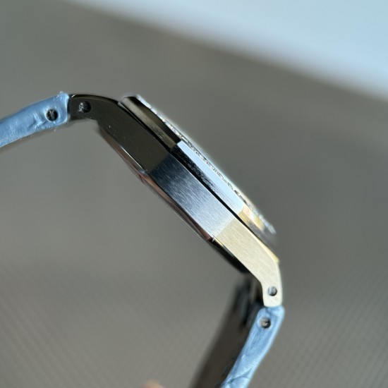 鳄鱼皮RF工厂 爱彼皇家橡树系列型号67601石英腕表,皇家橡树系列独有的八角形外观还拥有爱彼独特的设计风格也将女士优雅风格融入其中,深受女明星们的爱戴,表带澳洲湾鳄鱼皮,即使只有33毫米的小尺寸,也将爱彼独有的纯净美感与刚毅线条展现的淋漓尽致而镶满钻石的表圈也为佩戴的女士增添了更多的柔美。巴蒂镶嵌一枚半透明凸面蓝宝石,搭载瑞士进口石英机芯,拥有实用的日历显示功能 鳄鱼皮RF工厂 爱彼皇家橡树系列型号67601石英腕表,皇家橡树系列独有的八角形外观还拥有爱彼独特的设计风格也将女士优雅风格融入其中,深受女明星们的爱戴,表带澳洲湾鳄鱼皮,即使只有33毫米的小尺寸,也将爱彼独有的纯净美感与刚毅线条展现的淋漓尽致而镶满钻石的表圈也为佩戴的女士增添了更多的柔美。巴蒂镶嵌一枚半透明凸面蓝宝石,搭载瑞士进口石英机芯,拥有实用的日历显示功能