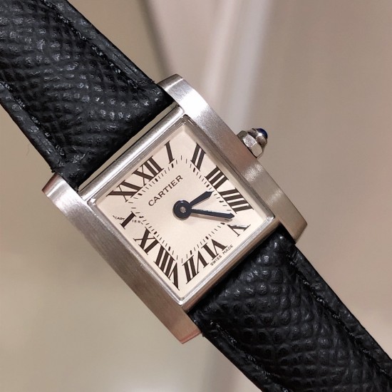 实拍卡地亚-CARTIER2020最新卡地亚法国坦克Cartier Tank Franaise系列,一款百搭性价比又高的手表 搭配全新专柜欧版风格定制的原厂表带,进口瑞士石英机芯。八角形表冠,镶嵌一颗凸圆形合成尖晶石,剑形蓝钢指针,蓝宝石水晶镜面,采用与原装一致的实心内罩,尺寸:25 x 20mm。佩戴舒适柔软服帖,上手显得高贵又典雅,很气质很女人独家货源。 实拍卡地亚-CARTIER2020最新卡地亚法国坦克Cartier Tank Franaise系列,一款百搭性价比又高的手表 搭配全新专柜欧版风格定制的原厂表带,进口瑞士石英机芯。八角形表冠,镶嵌一颗凸圆形合成尖晶石,剑形蓝钢指针,蓝宝石水晶镜面,采用与原装一致的实心内罩,尺寸:25 x 20mm。佩戴舒适柔软服帖,上手显得高贵又典雅,很气质很女人独家货源。