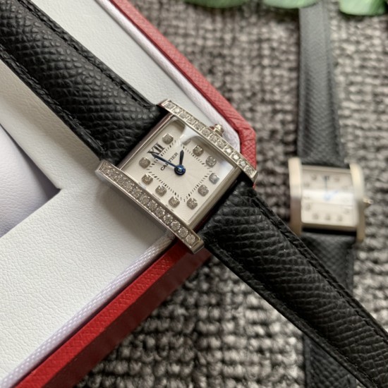 实拍 2020最新卡地亚法国坦克Cartier Tank Franaise系列,一款百搭 性价比又高的手表 搭配全新专柜欧版风格定制的原厂表带,进口瑞士石英机芯。八角形表冠,镶嵌一颗凸圆形合成尖晶石,剑形蓝钢指针,蓝宝石水晶镜面,采用与原装一致的实心内罩,尺寸:25 x 20mm。佩戴舒适柔软服帖,上手显得高贵又典雅,很气质很女人独家货源。 实拍 2020最新卡地亚法国坦克Cartier Tank Franaise系列,一款百搭 性价比又高的手表 搭配全新专柜欧版风格定制的原厂表带,进口瑞士石英机芯。八角形表冠,镶嵌一颗凸圆形合成尖晶石,剑形蓝钢指针,蓝宝石水晶镜面,采用与原装一致的实心内罩,尺寸:25 x 20mm。佩戴舒适柔软服帖,上手显得高贵又典雅,很气质很女人独家货源。