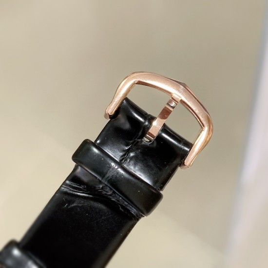 新品预售 一个星期到货实拍 全新卡地亚销量款TankChinoise腕表犹如色彩棱镜,钻石和红宝石碰撞出激情,造型延续传统,凸显美学创意。TankChinoise腕表将女性的魅力尽展无疑,卡地亚在腕表造型上实现突破,结合具有中国风情色彩的红色,象征热情和活力,将色彩演绎出全新风格。钻石和红宝石之间交相映衬,构成视觉上的张力,致敬原型腕表的立体风格。 新品预售 一个星期到货实拍 全新卡地亚销量款TankChinoise腕表犹如色彩棱镜,钻石和红宝石碰撞出激情,造型延续传统,凸显美学创意。TankChinoise腕表将女性的魅力尽展无疑,卡地亚在腕表造型上实现突破,结合具有中国风情色彩的红色,象征热情和活力,将色彩演绎出全新风格。钻石和红宝石之间交相映衬,构成视觉上的张力,致敬原型腕表的立体风格。