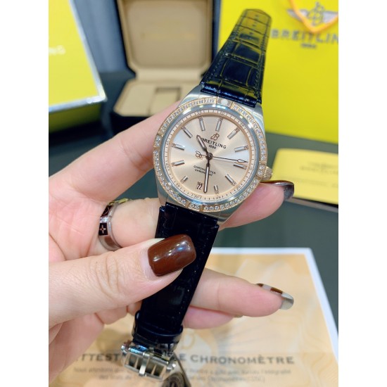 【间玫米】全新百年灵机械计时腕表-南海胶囊系列(chronometer Automatic 36)具有醒目的色彩和夜光.让人联想起夏日 海洋生物和葱郁草木所营造的令人陶醉的氛围。这款优雅的现代复古灵感腕表适合想在人群脱颖而出的女士。融合优异性能和造型美感,时尚而优雅,适合各种场合,多种金属表壳可供选择,镶嵌彩色宝石钻,从炫酷的精钢材质百搭双色间金乃至豪华红金,一应俱全,时标和多姿多彩表盘,搭载2824机械机芯,尺寸:36mm 是百年灵最新女士机械计时系列的灵动姐妹表款。 【间玫米】全新百年灵机械计时腕表-南海胶囊系列(chronometer Automatic 36)具有醒目的色彩和夜光.让人联想起夏日 海洋生物和葱郁草木所营造的令人陶醉的氛围。这款优雅的现代复古灵感腕表适合想在人群脱颖而出的女士。融合优异性能和造型美感,时尚而优雅,适合各种场合,多种金属表壳可供选择,镶嵌彩色宝石钻,从炫酷的精钢材质百搭双色间金乃至豪华红金,一应俱全,时标和多姿多彩表盘,搭载2824机械机芯,尺寸:36mm 是百年灵最新女士机械计时系列的灵动姐妹表款。