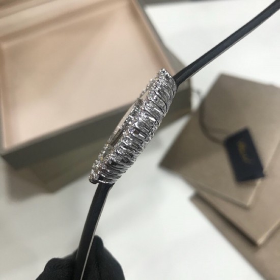萧邦Happy Diamonds系列特别款!2019年官网力推款!2018即将过去,新的一年从元旦开始!枫叶美丽并寓意着坚毅精神!即代表永恒爱情送给恋人,也代表对美好的回忆,可送给一路陪伴的朋友,还代表一种岁月的轮回。1比1超前做工同步首发!表面配置三块蓝宝石防刮玻璃,瑞士朗达机芯,尺寸:外径34mm内径14mm。表带14/12。 萧邦Happy Diamonds系列特别款!2019年官网力推款!2018即将过去,新的一年从元旦开始!枫叶美丽并寓意着坚毅精神!即代表永恒爱情送给恋人,也代表对美好的回忆,可送给一路陪伴的朋友,还代表一种岁月的轮回。1比1超前做工同步首发!表面配置三块蓝宝石防刮玻璃,瑞士朗达机芯,尺寸:外径34mm内径14mm。表带14/12。