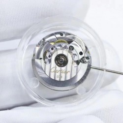 卡地亚蓝气球  CARTIER BallonBleu重磅更新 全新推出原版一档076亮点一：采用原版076专用一档机芯，拔档即停秒调时。机芯摆频每小时28800次，动力储存为48小时，nh05只能放12小时，原版076能放一个周末。走时更加抗震防磁，精准稳定，摆脱nh05时不时修表的烦恼。亮点二：所有配件皆可与原装配件互换，厚度做到33款9.96mm/36款12.05mm，与原装基本保持一致。（所有款式齐全_均配备说明书一卡一码同步专柜防伪及跳码规律_细节处理能与原装相媲美_无惧专柜对比）
