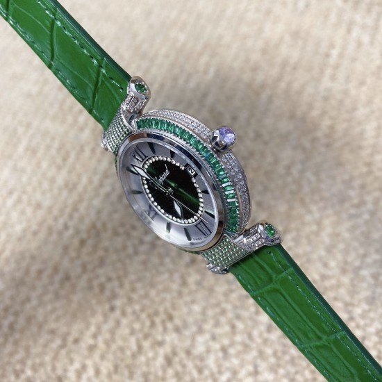 ★实拍 萧邦 CHOPARD IMPERIALE 系列腕表。独特风格带您走进一个新阶段并且成功塑造了崇尚自我表达和与众不同的生活化概念,316精钢材质,此表款全手工镶嵌施华洛世奇水晶钻,成为了美式奢侈生活风格的代表!进口石英机芯以及精细做工,佩戴贴手舒适,设计风格简约明朗。充满奢华璀璨的气息,光彩夺人、让你瞬间提升华丽的气质 ★实拍 萧邦 CHOPARD IMPERIALE 系列腕表。独特风格带您走进一个新阶段并且成功塑造了崇尚自我表达和与众不同的生活化概念,316精钢材质,此表款全手工镶嵌施华洛世奇水晶钻,成为了美式奢侈生活风格的代表!进口石英机芯以及精细做工,佩戴贴手舒适,设计风格简约明朗。充满奢华璀璨的气息,光彩夺人、让你瞬间提升华丽的气质