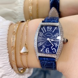 实拍 小红书强推 新色 FranckMuller 法兰克穆勒腕表是世界最知名的高级腕表品牌之一，也是无数男女明星的热捧之物。小酒桶型上手更潮，瑞士石英，表壳后盖桥形设计，贴手型 316上等精钢.26mm
