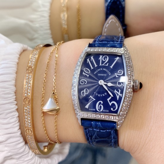 实拍 小红书强推 新色 FranckMuller 法兰克穆勒腕表是世界最知名的高级腕表品牌之一,也是无数男女明星的热捧之物。小酒桶型上手更潮,瑞士石英,表壳后盖桥形设计,贴手型 316上等精钢.26mm 实拍 小红书强推 新色 FranckMuller 法兰克穆勒腕表是世界最知名的高级腕表品牌之一,也是无数男女明星的热捧之物。小酒桶型上手更潮,瑞士石英,表壳后盖桥形设计,贴手型 316上等精钢.26mm