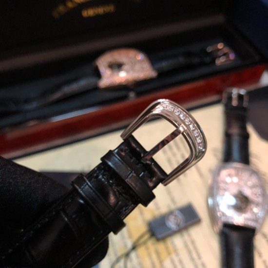 【独家实拍 法兰克穆勒-Franck muller 男士腕表 】法兰克穆勒 FM全新升级版 酒桶满天星,8880 CC AT 飞轮系列 ,独具一格匠心之作,精工雕刻镶嵌数字飞轮表盘,正明珠自动上链机械机芯 原装1:1 功能 暗喻不拘一格的独立型格,耐磨蓝光水晶镜面 304L精钢镶钻外壳 经过多道工序制作而成,不惜代价还原正品! 复古摩登与现代张扬兼具,佩戴于腕间,彰显独特品味! 【独家实拍 法兰克穆勒-Franck muller 男士腕表 】法兰克穆勒 FM全新升级版 酒桶满天星,8880 CC AT 飞轮系列 ,独具一格匠心之作,精工雕刻镶嵌数字飞轮表盘,正明珠自动上链机械机芯 原装1:1 功能 暗喻不拘一格的独立型格,耐磨蓝光水晶镜面 304L精钢镶钻外壳 经过多道工序制作而成,不惜代价还原正品! 复古摩登与现代张扬兼具,佩戴于腕间,彰显独特品味!