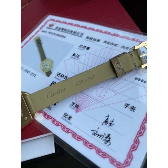 卡地亚浴缸系列卡家又一经典之作浴缸系列。实物拿到手的时候大吃一惊,颜值高 !椭圆外型的感觉正是典雅欧风浴缸形状,这也太好看了吧!相比蓝气球段位要高出不少一会儿观摩下公价便知主要是因为通体包真金……Baignoire浴缸系列腕表,小号表款,石英机芯。精钢包18K黄金表壳。包18K黄金圆珠形表冠,镶嵌一颗凸圆形蓝宝石。镀银表盘,剑形蓝钢指针,蓝宝石水晶镜面。灰褐色鳄鱼皮表带,包18K黄金针扣式表扣。表壳尺寸:32x26毫米厚度:8毫米防水深度3巴(约30米)生活防水 卡地亚浴缸系列卡家又一经典之作浴缸系列。实物拿到手的时候大吃一惊,颜值高 !椭圆外型的感觉正是典雅欧风浴缸形状,这也太好看了吧!相比蓝气球段位要高出不少一会儿观摩下公价便知主要是因为通体包真金……Baignoire浴缸系列腕表,小号表款,石英机芯。精钢包18K黄金表壳。包18K黄金圆珠形表冠,镶嵌一颗凸圆形蓝宝石。镀银表盘,剑形蓝钢指针,蓝宝石水晶镜面。灰褐色鳄鱼皮表带,包18K黄金针扣式表扣。表壳尺寸:32x26毫米厚度:8毫米防水深度3巴(约30米)生活防水