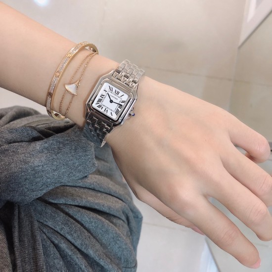 实拍 GF最强女表系列——卡地亚猎豹Panthre de Cartier。华丽而不羁,是Panthre de Cartier猎豹所传达的美学风格。它线条流畅,魅惑动人,柔软服帖于腕间,宛若在肌肤上翩翩起舞。独特的造型彰显成熟优雅、自信动人的女性形象。GF工厂以精湛技艺,原装开模,打造出与正品无异的精美流线表耳,与表壳一体成型。搭载瑞士朗达石英机芯,316L精钢壳套,尺寸:27 x 37毫米,厚度:6毫米,镀银表盘,剑形蓝钢指针,100%三度防水。搭配专柜旅行包装物料。 实拍 GF最强女表系列——卡地亚猎豹Panthre de Cartier。华丽而不羁,是Panthre de Cartier猎豹所传达的美学风格。它线条流畅,魅惑动人,柔软服帖于腕间,宛若在肌肤上翩翩起舞。独特的造型彰显成熟优雅、自信动人的女性形象。GF工厂以精湛技艺,原装开模,打造出与正品无异的精美流线表耳,与表壳一体成型。搭载瑞士朗达石英机芯,316L精钢壳套,尺寸:27 x 37毫米,厚度:6毫米,镀银表盘,剑形蓝钢指针,100%三度防水。搭配专柜旅行包装物料。