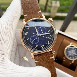 浪琴 Longines 年度爆款，限量版飞行员腕表，独特的倾斜式表盘源自1935为美国军方设计的表款，致敬品牌与航空的历史渊源。精钢表壳直径44mm，也是飞行员表常见的大号尺寸，黑色磨砂表盘采用渐变色效果，棕黄色的阿拉伯数字时标充满了复古气息。搭载全自动机械机芯，做旧皮革表带，销量销售