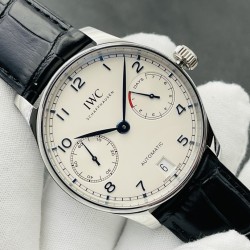 【ZF Factory销量神器】V5升级版 IWC万国葡7－葡萄牙系列 七日链 ！1⃣️搭载定制版C.52010自动机械机芯！2⃣️独立小秒针，真动能指示！3⃣️蓝宝石玻璃镜面！4⃣️定制版意大利牛皮表带，原装扣子！5⃣️直径42毫米！ZF出品 必属精品 欢迎您的品鉴！