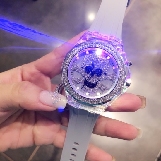 肖邦-Chopard,璀璨钻石的奢华骷髅头造型表盘,进口石英机芯➕LED彩灯机芯、直径约42mm,人性化设计,柔软胶质表带,舒适亲肤,别出心裁,细节彰显品质,潮感十足 肖邦-Chopard,璀璨钻石的奢华骷髅头造型表盘,进口石英机芯➕LED彩灯机芯、直径约42mm,人性化设计,柔软胶质表带,舒适亲肤,别出心裁,细节彰显品质,潮感十足