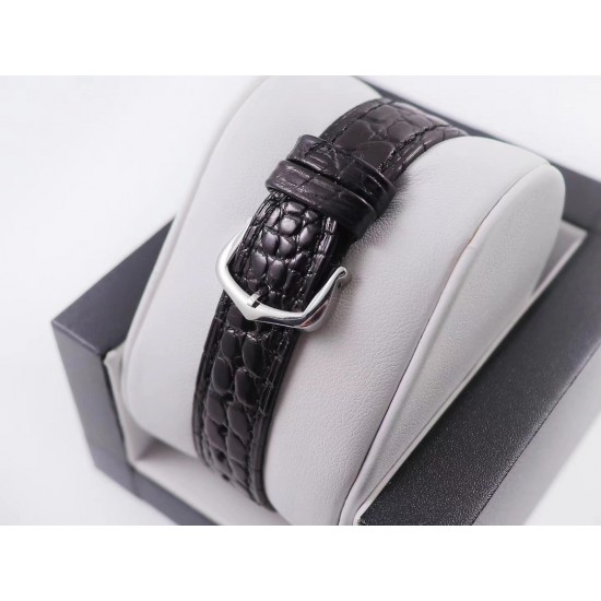 实拍 8848F Panthre de Cartier 卡地亚猎豹手表,华丽而不羁,是Panthre de Cartier猎豹所传达的美学风格。它线条流畅,魅惑动人,柔软服帖于腕间,宛若在肌肤上翩翩起舞。独特的造型彰显成熟优雅、自信动人的女性形象。表壳一体成型,搭配正品使用原装瑞士石英机芯,316L精钢壳套,镶嵌钻石 把头镶嵌一颗合成蓝色尖晶石,镀银表盘,剑形蓝钢指针,100%三度防水,尺寸:27 x 37毫米,22*30毫米,二个尺寸。每块表都有独立的机身编号。 实拍 8848F Panthre de Cartier 卡地亚猎豹手表,华丽而不羁,是Panthre de Cartier猎豹所传达的美学风格。它线条流畅,魅惑动人,柔软服帖于腕间,宛若在肌肤上翩翩起舞。独特的造型彰显成熟优雅、自信动人的女性形象。表壳一体成型,搭配正品使用原装瑞士石英机芯,316L精钢壳套,镶嵌钻石 把头镶嵌一颗合成蓝色尖晶石,镀银表盘,剑形蓝钢指针,100%三度防水,尺寸:27 x 37毫米,22*30毫米,二个尺寸。每块表都有独立的机身编号。