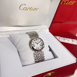 ★实拍 新款卡地亚BALLON BLANC DE CARTIER 女士腕表瑞士石英蓝宝石水晶玻璃表盘材质镀银阳光射线纹饰磨砂表盘 剑形镀金指针 表壳材质镶嵌明亮式切割圆钻 4时位置镶嵌明亮式切割圆钻 表径30毫米厚度8.40毫米