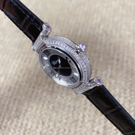 ★实拍 萧邦 CHOPARD IMPERIALE 系列腕表。独特风格带您走进一个新阶段并且成功塑造了崇尚自我表达和与众不同的生活化概念，316精钢材质，此表款全手工镶嵌施华洛世奇水晶钻，成为了美式奢侈生活风格的代表！进口石英机芯以及精细做工，佩戴贴手舒适，设计风格简约明朗。充满奢华璀璨的气息，光彩夺人、让你瞬间提升华丽的气质 ！