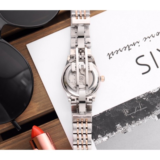 原单品质浪琴版12个 天然珍珠贝壳面 上手效果极佳✨✨Longines开创者系列⚡️⚡️赵丽颖⭕️同款型号:L2.320.4.11.6(可佩戴原装质感牛皮)⚡️⚡️这是浪琴首个所有表款均被授以瑞士天文台认证(COSC)的腕表系列。此款女表采用超薄进口西铁城6t15机芯- 原装开模直径30 蓝宝石玻璃镜面防刮效果316精钢打造与原装一样细节标准✅背透设计清晰可见机芯的律动,出席任何场合尽显优雅个性真我态度。钻石圈口璀璨夺目非你莫属!!FK独家实拍! 原单品质浪琴版12个 天然珍珠贝壳面 上手效果极佳✨✨Longines开创者系列⚡️⚡️赵丽颖⭕️同款型号:L2.320.4.11.6(可佩戴原装质感牛皮)⚡️⚡️这是浪琴首个所有表款均被授以瑞士天文台认证(COSC)的腕表系列。此款女表采用超薄进口西铁城6t15机芯- 原装开模直径30 蓝宝石玻璃镜面防刮效果316精钢打造与原装一样细节标准✅背透设计清晰可见机芯的律动,出席任何场合尽显优雅个性真我态度。钻石圈口璀璨夺目非你莫属!!FK独家实拍!