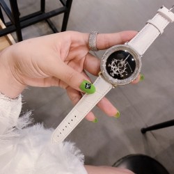 萧邦 Chopard  张柏芝同款时来运转系列腕表。钻石是女人难以抵挡的诱惑！采用捷克水晶钻、分分钟闪爆双眼的节奏，随着手腕轻轻摇摆就360度无死角随意转动，寓意给你带来好运气！让你转【赚】个不停。致敬极简美学。将简约风范注入玩味细节中，诠释别具一格的优雅风采。