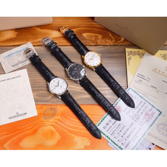 积家 Jaeger-leCoultre Master Ultra Thin 24 times 积家超薄日夜大师系列42mm腕表,日夜显示及3位日历显示令表盘尽显活力,5位跳动的小秒针宛如一幕和谐美妙的腕上芭蕾。透过玻璃底盖,机芯运行一目了然。 积家 Jaeger-leCoultre Master Ultra Thin 24 times 积家超薄日夜大师系列42mm腕表,日夜显示及3位日历显示令表盘尽显活力,5位跳动的小秒针宛如一幕和谐美妙的腕上芭蕾。透过玻璃底盖,机芯运行一目了然。