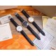 积家 Jaeger-leCoultre Master Ultra Thin 24 times 积家超薄日夜大师系列42mm腕表,日夜显示及3位日历显示令表盘尽显活力,5位跳动的小秒针宛如一幕和谐美妙的腕上芭蕾。透过玻璃底盖,机芯运行一目了然。 积家 Jaeger-leCoultre Master Ultra Thin 24 times 积家超薄日夜大师系列42mm腕表,日夜显示及3位日历显示令表盘尽显活力,5位跳动的小秒针宛如一幕和谐美妙的腕上芭蕾。透过玻璃底盖,机芯运行一目了然。