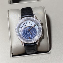 实拍 积家Rendez-Vous Moon Serenity约会系列月相腕表以爱之名，相约一生【表壳】腕表尺寸36mmX10.6mm，质感同步正品。镶嵌124颗顶级施华洛世奇闪钻勾勒腕表圆润外观，与镶满美钻的表圈相辅相成共同散放着星空一般的璀璨光芒【表盘】搭配一枚星形指针以最富诗意的方式，提示佩戴者约会的时间，珍珠贝母月相在缎面打磨的星图映衬下尽现柔美【机芯】瑞士石英机芯，完美实现原装星辰月相功能，走时稳定【表带扣】意大利小牛皮和进口绢丝带质感上佳，搭配积家原装折叠。