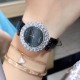 实拍 萧邦新款不断 重点推荐 重磅来袭 LHEUR DU DIAMANT珠宝镶系列,全套精钢镂空打造,光滑精致无暇,采用最新手法三爪镶石工艺,与原装正品一致,尺寸及细节完美至无可挑剔,整表美轮美奂由你任意搭配出行或各种宴会派对,该款专用进口机械机芯,整机保持原状态无改动,稳定性众所周知!表扣饱满不显臃肿,七颗钻石及整个表扣呈现的弧度与镂空的鸟巢壳身完美绝配,搭配之对应效果令你无可挑剔,表带制作精良,狠下本钱采用进口高光牛皮 一点也不逊于市场的一般鳄鱼皮。 实拍 萧邦新款不断 重点推荐 重磅来袭 LHEUR DU DIAMANT珠宝镶系列,全套精钢镂空打造,光滑精致无暇,采用最新手法三爪镶石工艺,与原装正品一致,尺寸及细节完美至无可挑剔,整表美轮美奂由你任意搭配出行或各种宴会派对,该款专用进口机械机芯,整机保持原状态无改动,稳定性众所周知!表扣饱满不显臃肿,七颗钻石及整个表扣呈现的弧度与镂空的鸟巢壳身完美绝配,搭配之对应效果令你无可挑剔,表带制作精良,狠下本钱采用进口高光牛皮 一点也不逊于市场的一般鳄鱼皮。