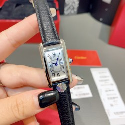 卡地亚-美国坦克-Cartier Tank Amricaine腕表，小号表款，三码合一。采用蓝宝‮水石‬晶镜面，瑞士石英机芯。原版开模，精钢表壳，八角形表冠，镶嵌一颗合成蓝色尖晶石，镀银表盘，剑形蓝钢指针，搭配原装光面折叠表扣，采用进口多色小牛皮。腕‮大表‬器优雅，深‮行受‬家青睐。表壳尺寸：34.80 x 19.00毫米。