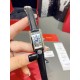 卡地亚-美国坦克-Cartier Tank Amricaine腕表,小号表款,三码合一。采用蓝宝水石晶镜面,瑞士石英机芯。原版开模,精钢表壳,八角形表冠,镶嵌一颗合成蓝色尖晶石,镀银表盘,剑形蓝钢指针,搭配原装光面折叠表扣,采用进口多色小牛皮。腕大表器优雅,深行受家青睐。表壳尺寸:34.80 x 19.00毫米。 卡地亚-美国坦克-Cartier Tank Amricaine腕表,小号表款,三码合一。采用蓝宝水石晶镜面,瑞士石英机芯。原版开模,精钢表壳,八角形表冠,镶嵌一颗合成蓝色尖晶石,镀银表盘,剑形蓝钢指针,搭配原装光面折叠表扣,采用进口多色小牛皮。腕大表器优雅,深行受家青睐。表壳尺寸:34.80 x 19.00毫米。
