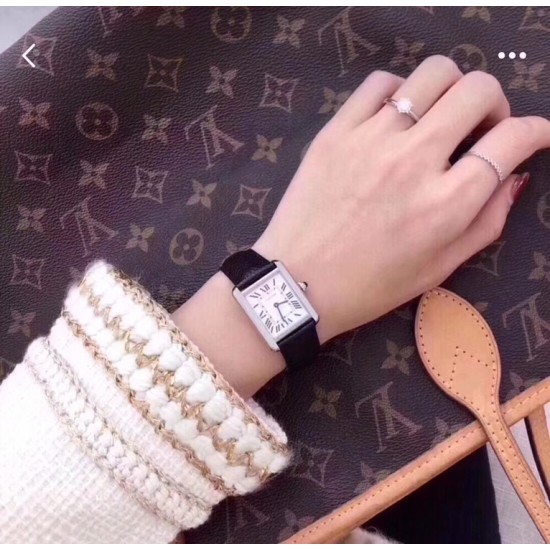 Cartier 卡地亚 坦克系列方型石英女表手表,F-16 18年最新力作!小方卡表壳采用上下横度手工打磨,左右立体感似平似圆。均予2017年新版卡地亚坦克系列保持一致。包括水波纹皮带纹路与弧度设计体现超强做工,底皮真正意大利牛皮颜色对版 ,底盖均衡密度拉丝 。1字弧度高吻合螺丝完美结合。表扣采用拉砂刻体,小号尺寸:31mmx 24.5mm,厚6mm Cartier 卡地亚 坦克系列方型石英女表手表,F-16 18年最新力作!小方卡表壳采用上下横度手工打磨,左右立体感似平似圆。均予2017年新版卡地亚坦克系列保持一致。包括水波纹皮带纹路与弧度设计体现超强做工,底皮真正意大利牛皮颜色对版 ,底盖均衡密度拉丝 。1字弧度高吻合螺丝完美结合。表扣采用拉砂刻体,小号尺寸:31mmx 24.5mm,厚6mm