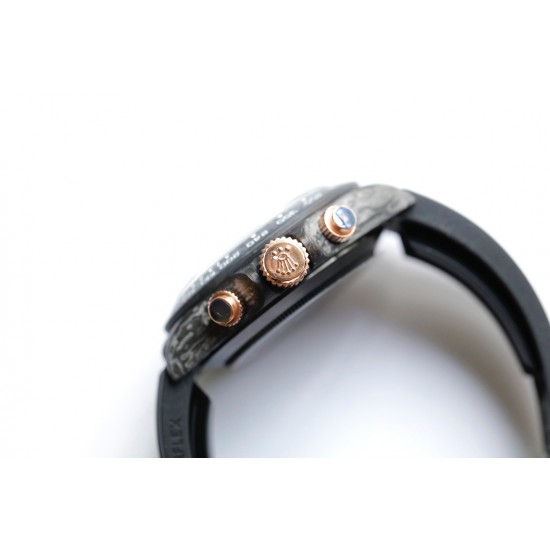 劳力士Rolex Daytona全碳纤维宇宙计时迪通拿横空出世 这款获得瑞士天文台认证的首款全碳纤迪通拿搭载全自动计时7750机械机芯 均调校测试 表盘配蜗形小秒针盘 蓝宝石抗刮损水晶镜面 碳纤维字面 完美复刻 原装同步魔术贴帆布带/橡树胶带 原装扣 更加柔软舒适 方便佩戴 爱不释手的劳力士迪通拿 品不完的一劳永逸!!! 劳力士Rolex Daytona全碳纤维宇宙计时迪通拿横空出世 这款获得瑞士天文台认证的首款全碳纤迪通拿搭载全自动计时7750机械机芯 均调校测试 表盘配蜗形小秒针盘 蓝宝石抗刮损水晶镜面 碳纤维字面 完美复刻 原装同步魔术贴帆布带/橡树胶带 原装扣 更加柔软舒适 方便佩戴 爱不释手的劳力士迪通拿 品不完的一劳永逸!!!