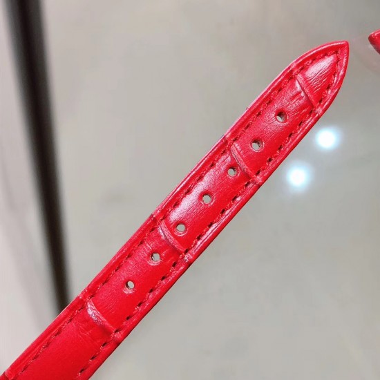 实拍 萧邦HAPPY DIAMONDS系列萧邦标志性的女士腕表系列,时尚而柔美 内部搭载瑞士石英机芯 动感十足的表壳搭配皮革表带 带镂空装饰的表盘极具现代感 完美体现萧邦悠然自在的生活态度 五颗标志性灵动钻石随着爱心钻石欢快起舞、流光溢彩 一如既往的顶级品质 认准独家实拍细节 实拍 萧邦HAPPY DIAMONDS系列萧邦标志性的女士腕表系列,时尚而柔美 内部搭载瑞士石英机芯 动感十足的表壳搭配皮革表带 带镂空装饰的表盘极具现代感 完美体现萧邦悠然自在的生活态度 五颗标志性灵动钻石随着爱心钻石欢快起舞、流光溢彩 一如既往的顶级品质 认准独家实拍细节